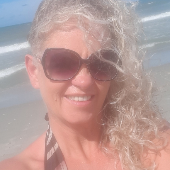 Meet your Posher, Andrea - Picture 2 of 3